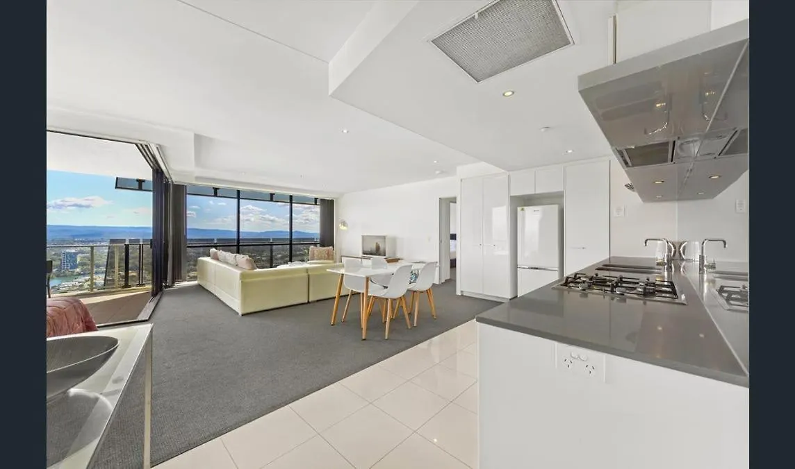 Cavill Avenue Luxury Private Apartment *