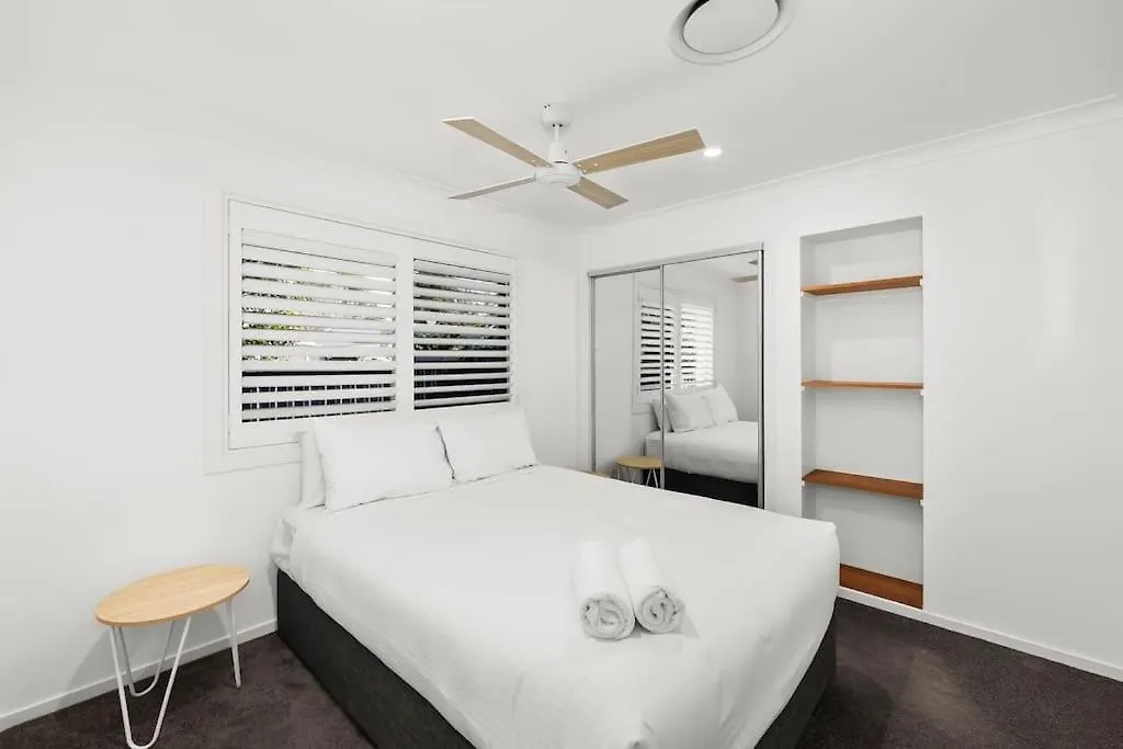 Ultra Modern & Relaxing Inner 4bed House - With A Private Pool - 10mins Walk To Holiday home