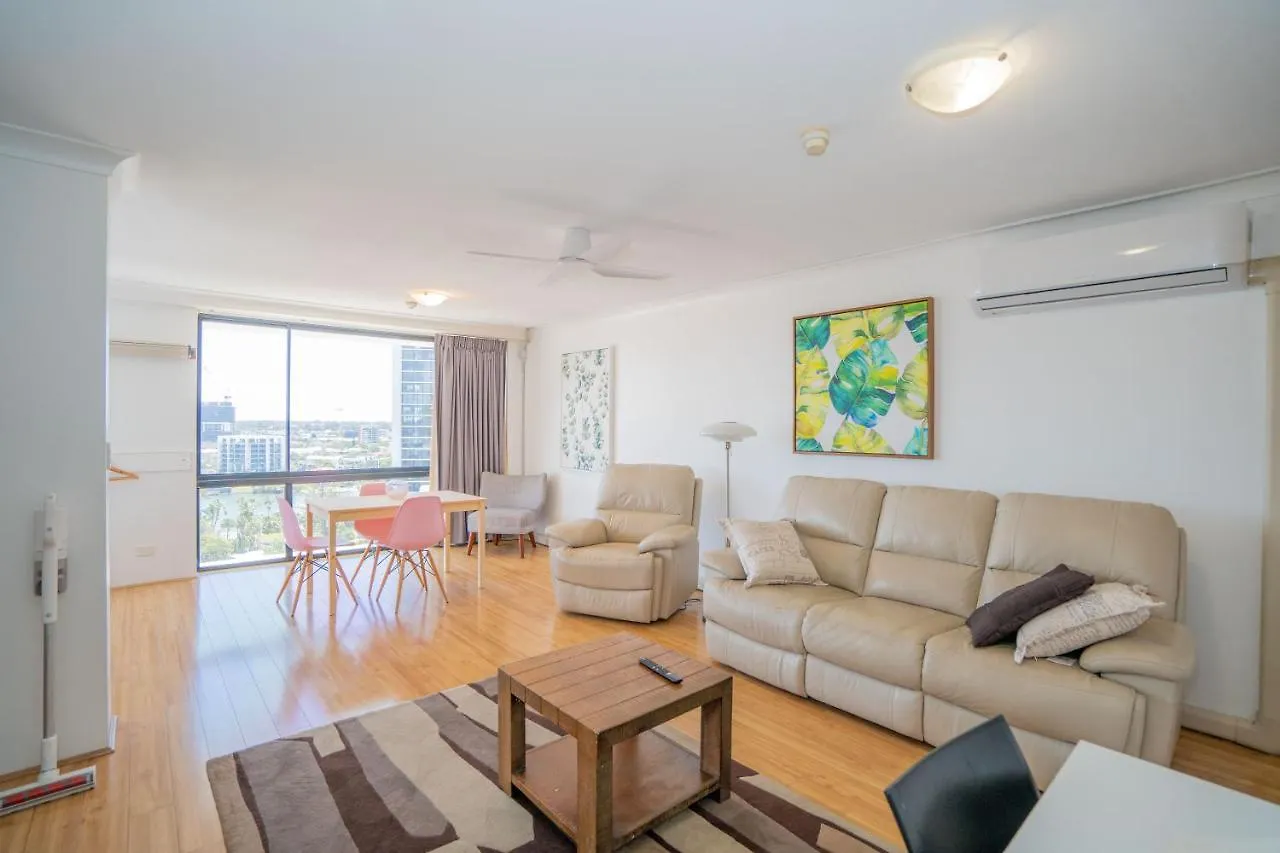 Large Surfers Paradise With Fantastic Views Apartment *