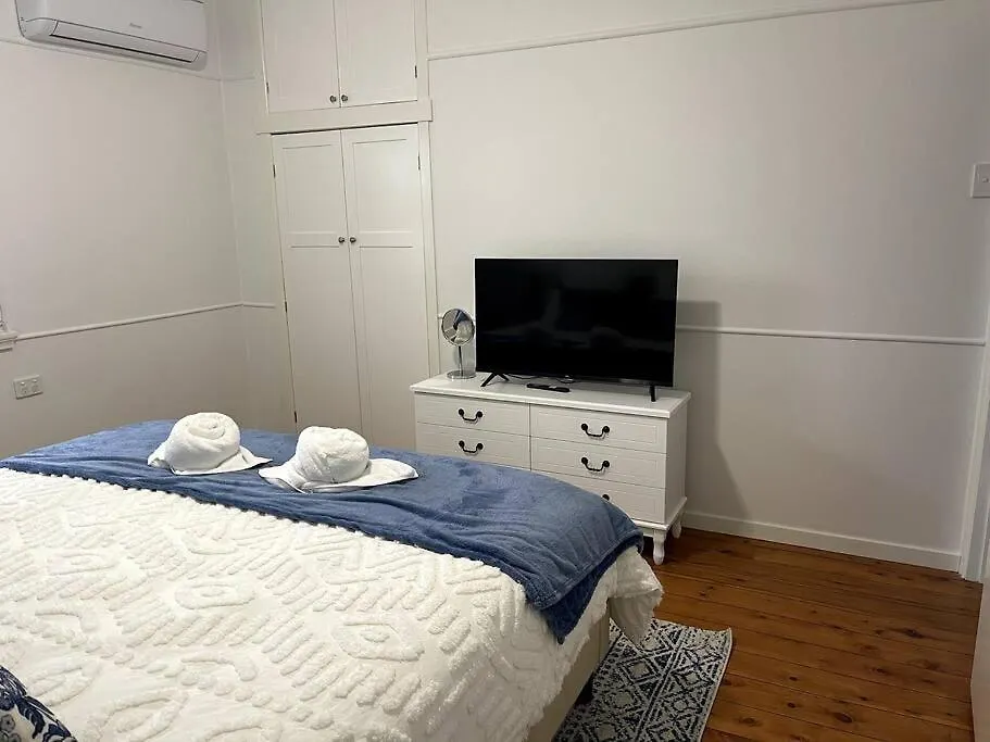 Holiday home House 100ms To Freshly Renovated New Appliances