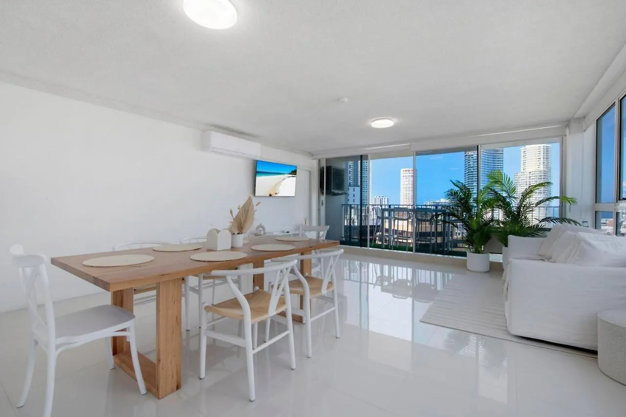 Large Waterfront In Surfers Paradise - Coasthm Gold Coast