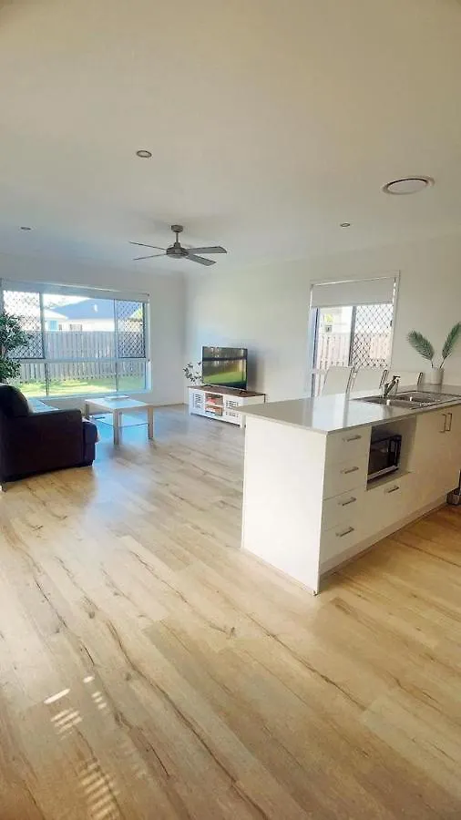 Проживание в семье Near Helensvale Station *