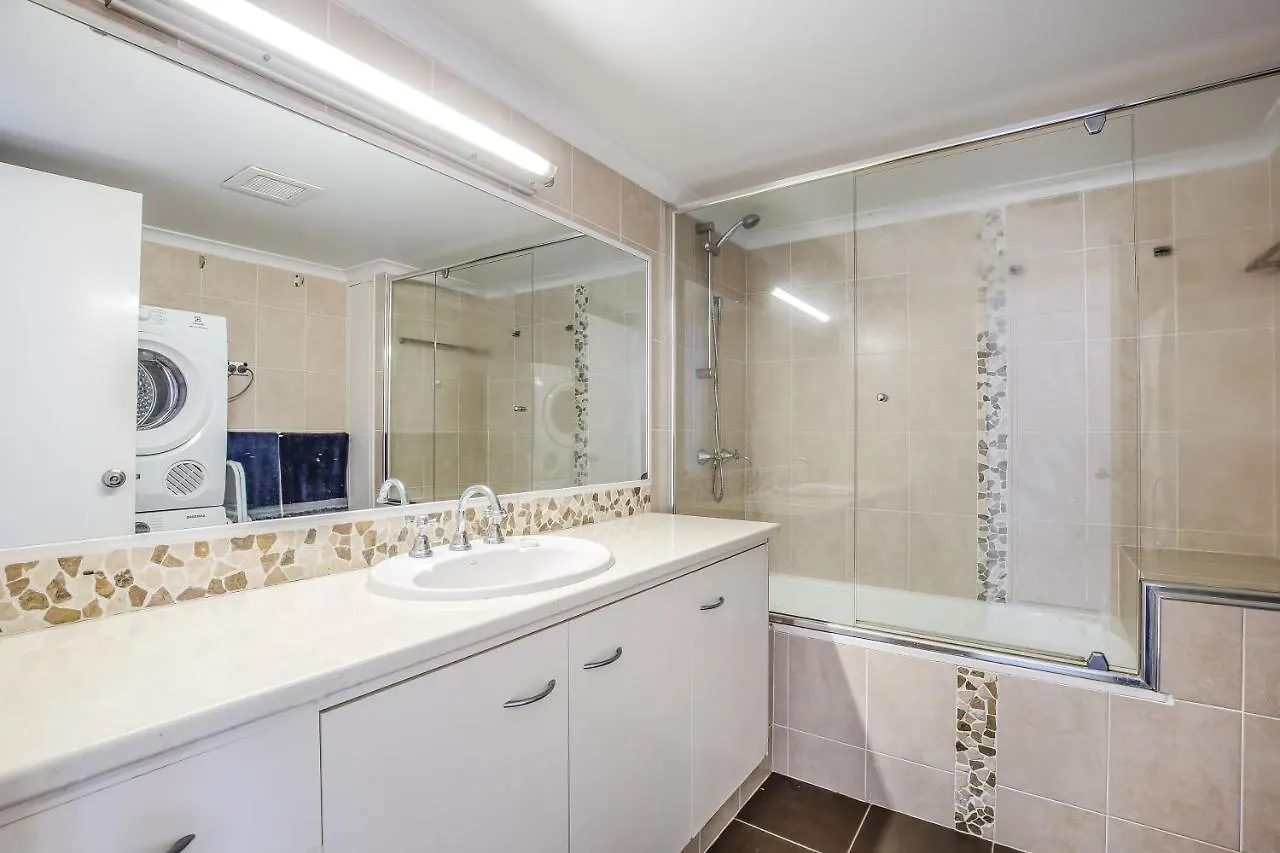 Aparthotel Sandcastles On Currumbin Beachfront, 4*