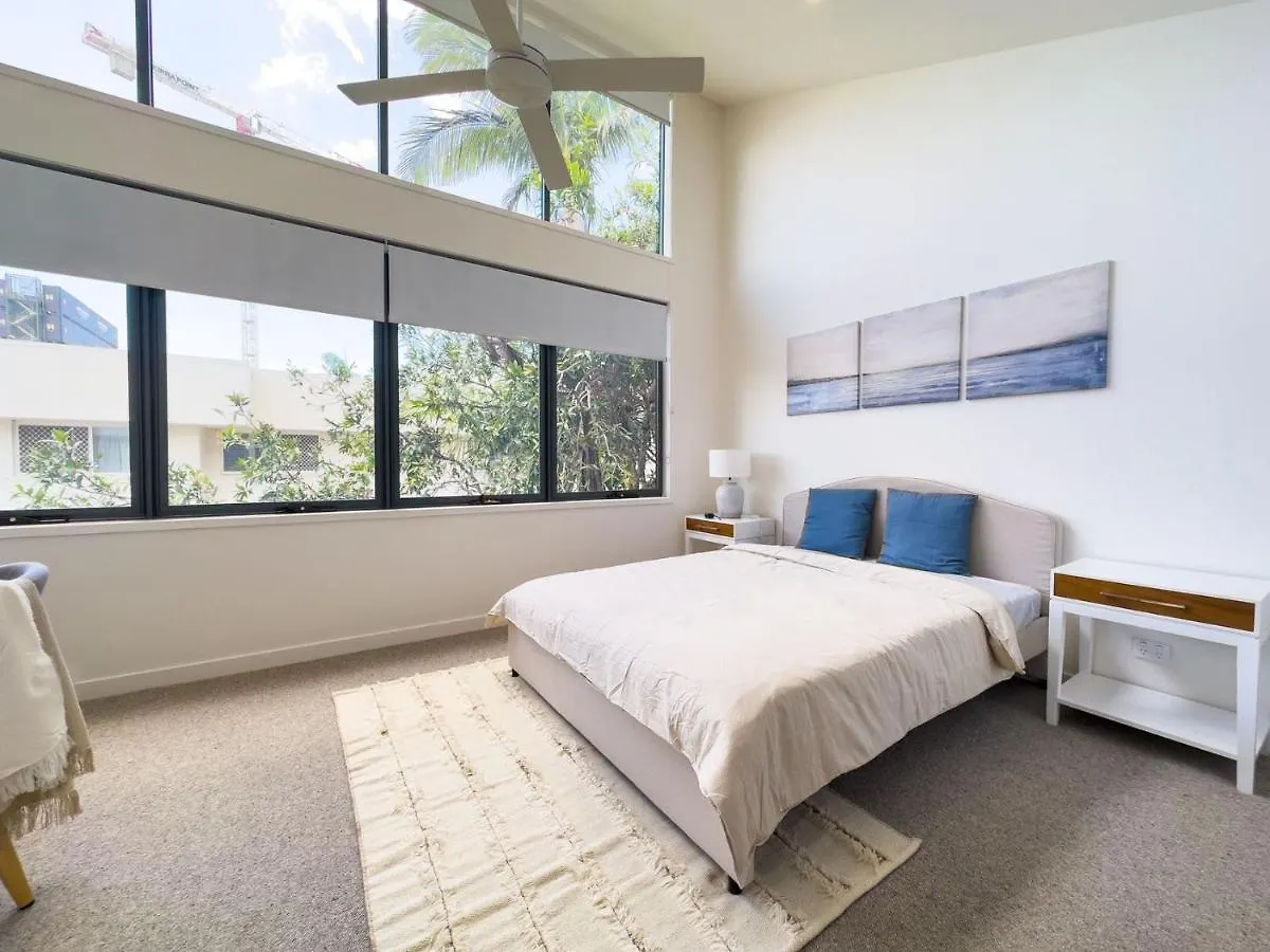Unique Kirra Townhouse Villa *