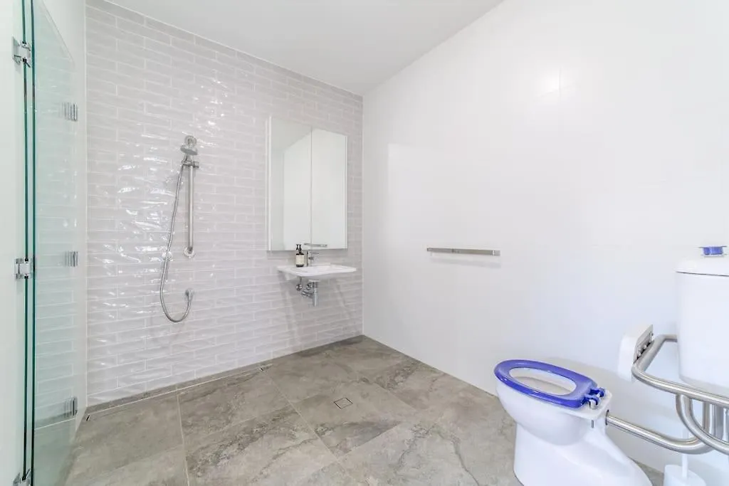 Capri Waterfront 5br Waterfront Heated Pool Holiday home Gold Coast
