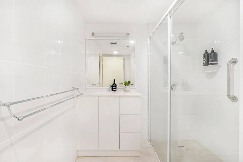 Zenith 2bd Absolute Beachfront Surfers Paradise Gold Coast