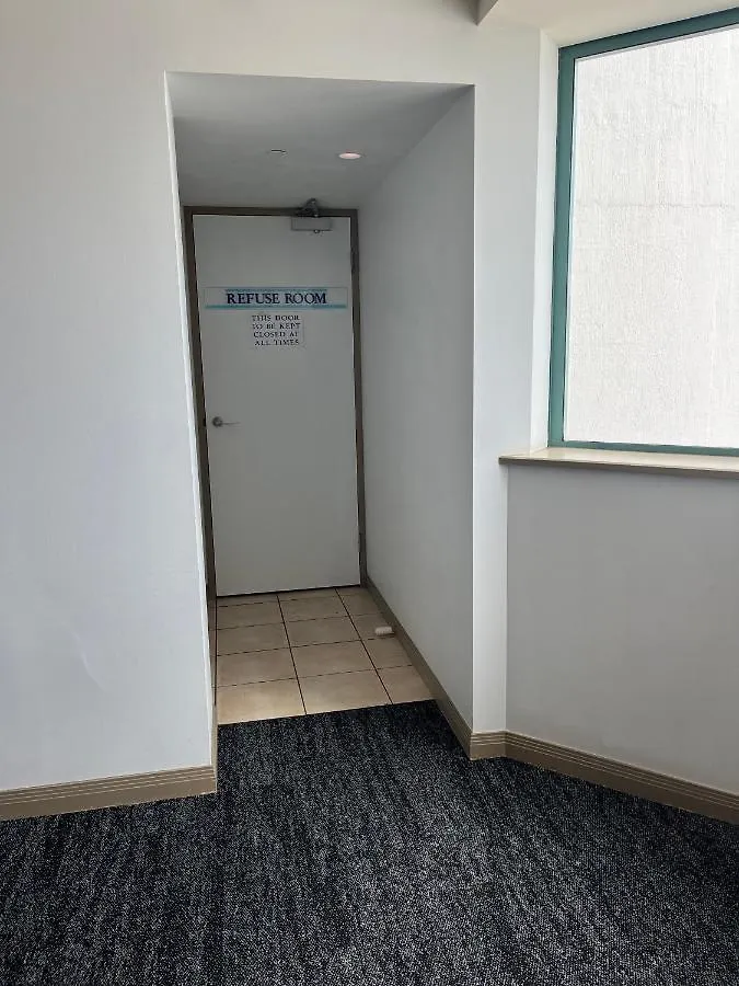 Crown Towers Apartment *