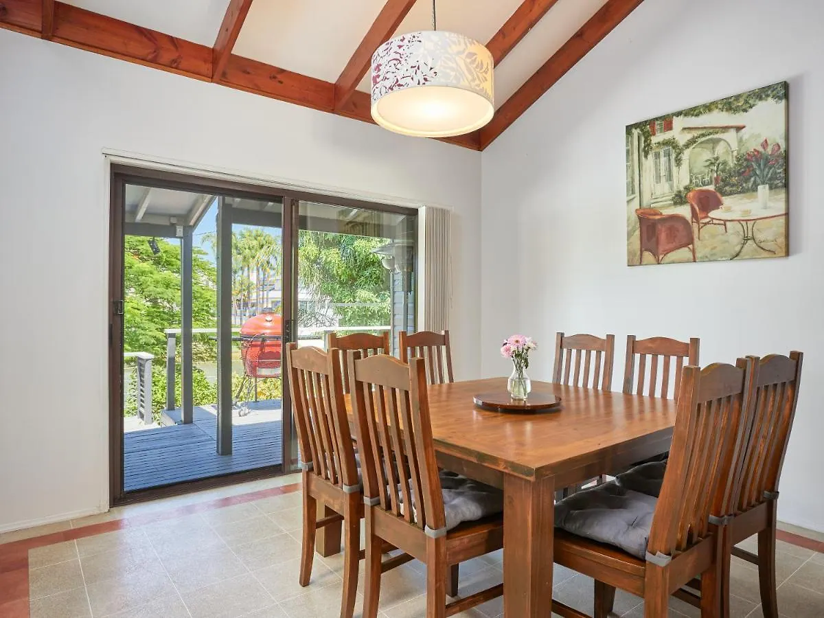 Spacious 4-bedroom Waterfront With A Pool * Gold Coast