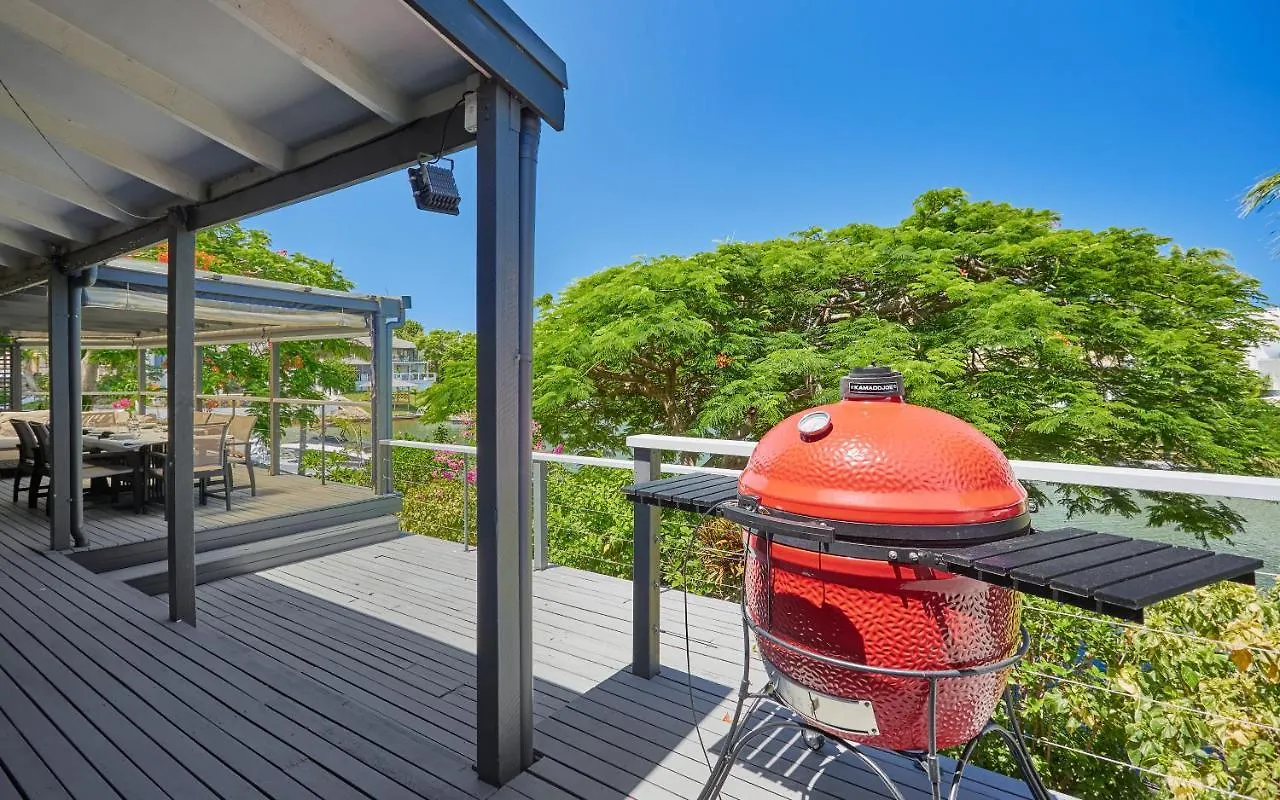 Spacious 4-bedroom Waterfront With A Pool Holiday home