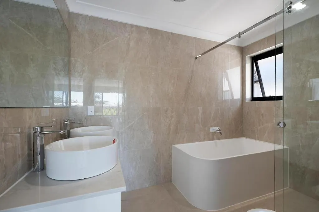Holiday home 4br Waterfront Vacation In Broadbeach Waters Gold Coast