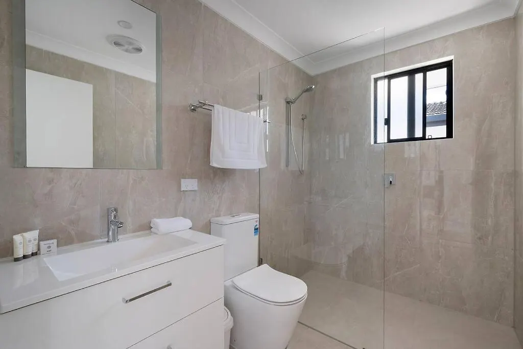 Holiday home 4br Waterfront Vacation In Broadbeach Waters Gold Coast