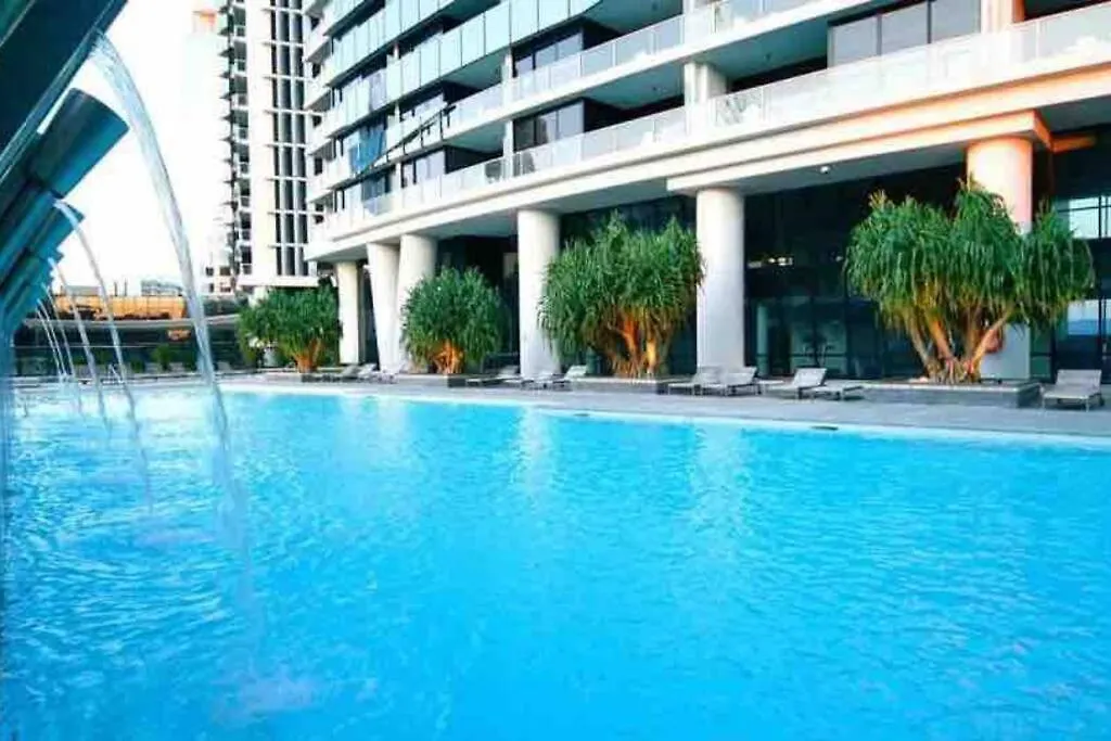 2 Bedroom Great Ocean Views In Heart Of Surfers Paradise Apartment *
