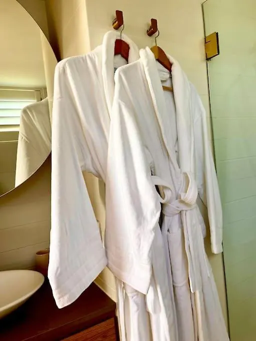Apartment Chic Beachside Getaway 2br 2bath Fully Equipped *