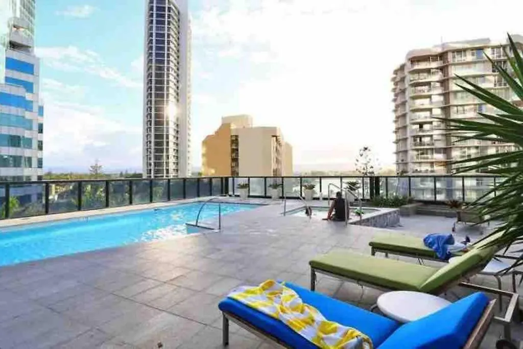 2 Bedroom Great Ocean Views In Heart Of Surfers Paradise *