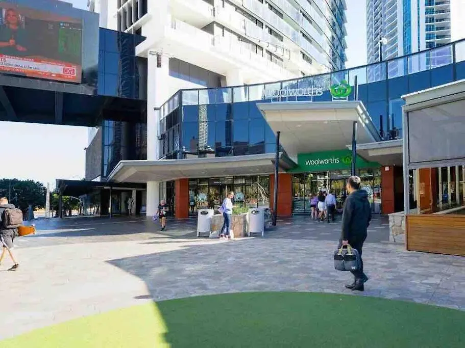 2 Bedroom Great Ocean Views In Heart Of Surfers Paradise *