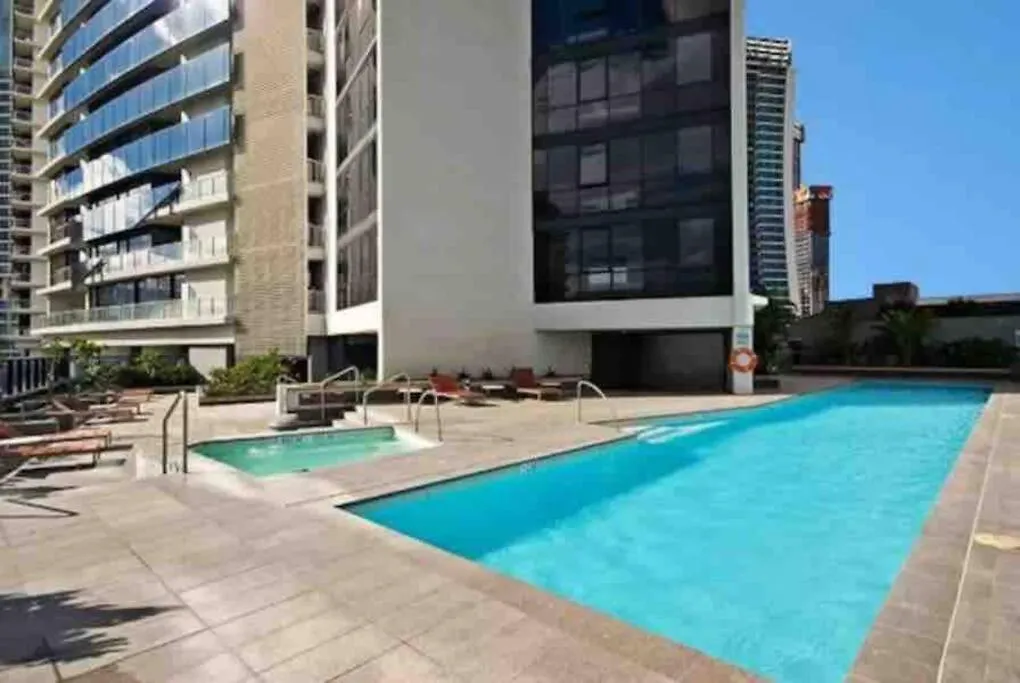 2 Bedroom Great Ocean Views In Heart Of Surfers Paradise *