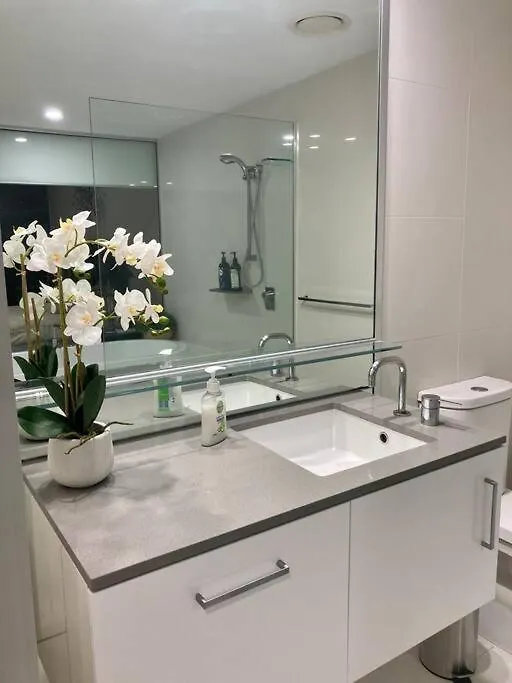 2 Bedroom Great Ocean Views In Heart Of Surfers Paradise *