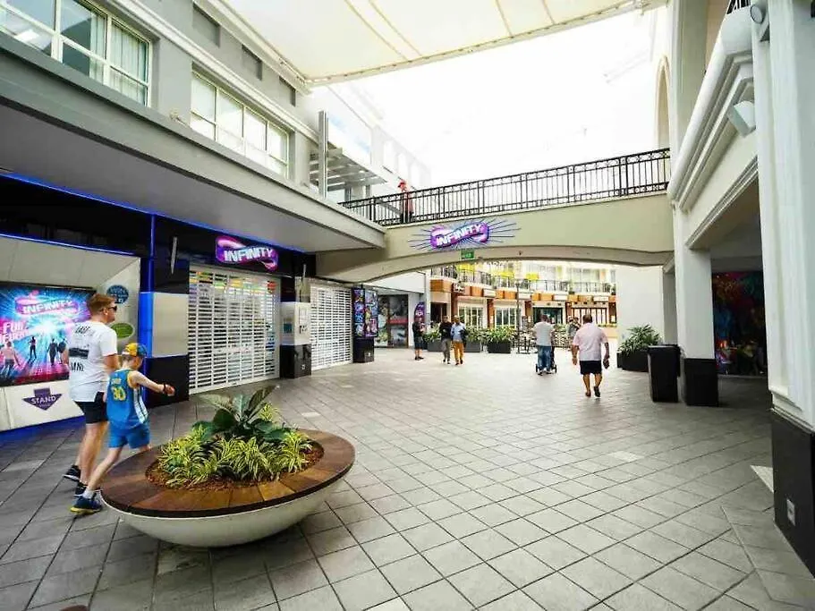 2 Bedroom Great Ocean Views In Heart Of Surfers Paradise *