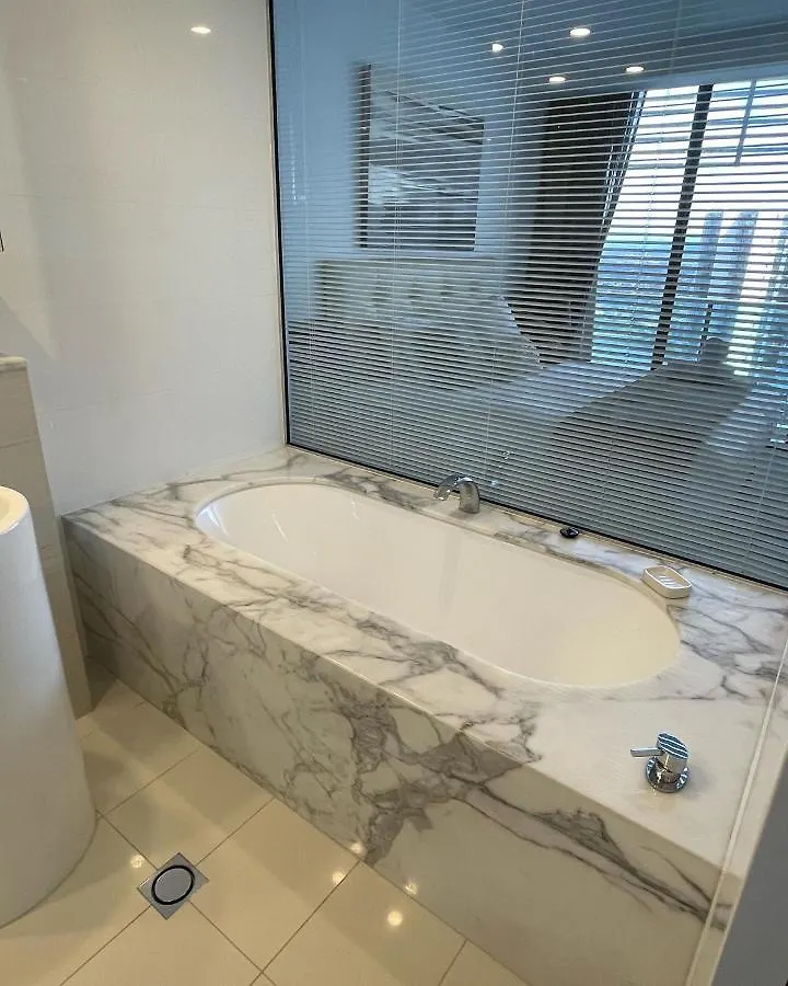 Apartamento 4 Bedroom Luxury Sub Penthouse Oracle Broadbeach Level 31 Magnificent Views 260m2 Family Skyhome Sleeps 8 Adults And 2 Children, Sofa Bed Portacot, High Chair To Everything Skyhome 5 Star Gold Coast