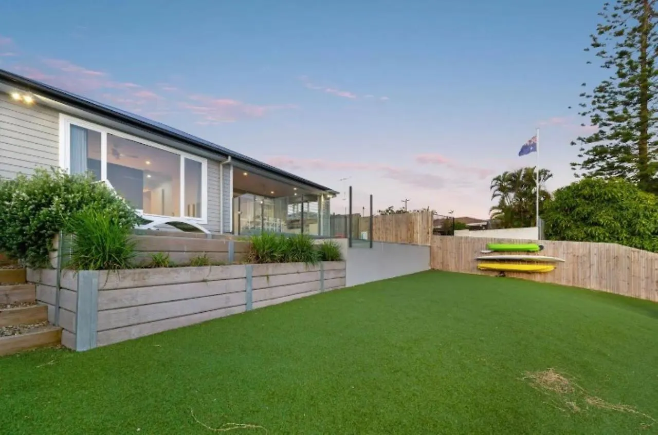 Capri Waterfront 5br Waterfront Heated Pool Holiday home Gold Coast