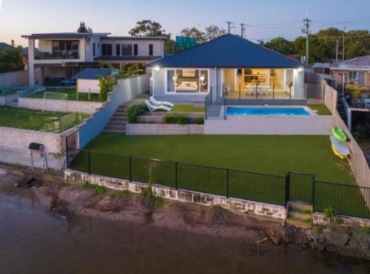 Capri Waterfront 5br Waterfront Heated Pool Holiday home