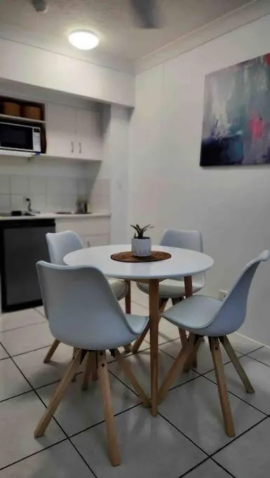 3 Blocks To Surfers Paradise Apartment *