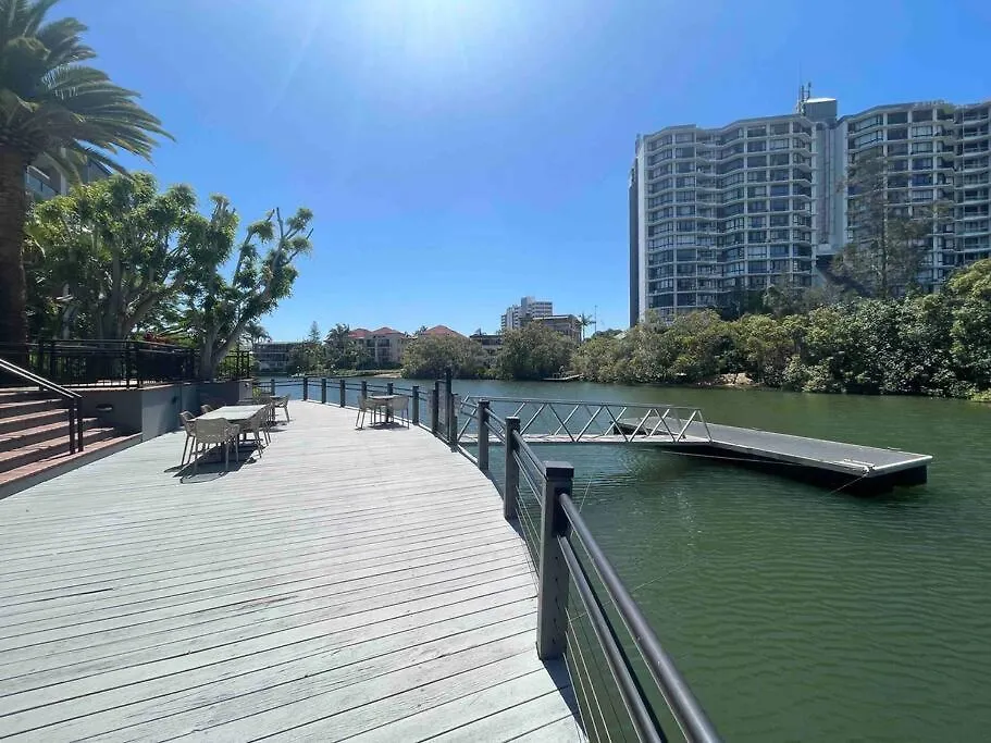 3 Blocks To Surfers Paradise Gold Coast