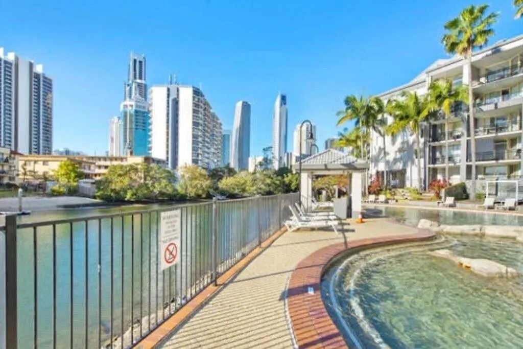 3 Blocks To Surfers Paradise Apartment