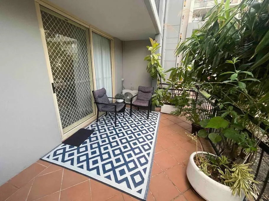 Apartment 3 Blocks To Surfers Paradise *