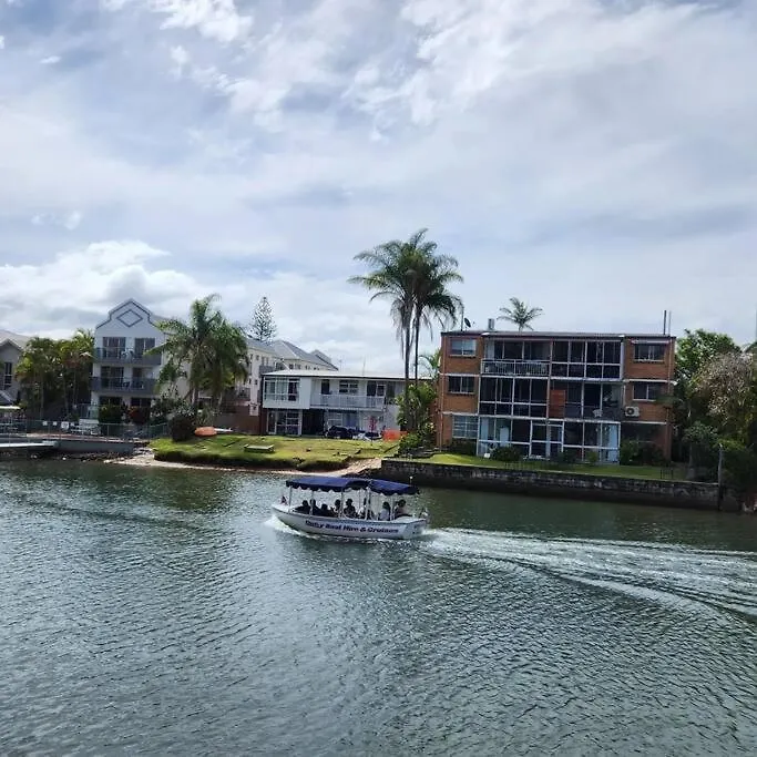 3 Blocks To Surfers Paradise Apartment
