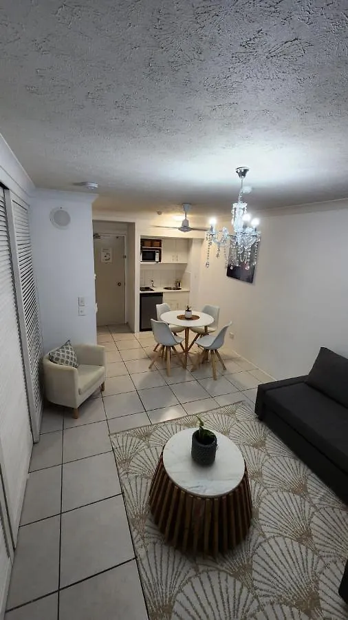Apartment 3 Blocks To Surfers Paradise