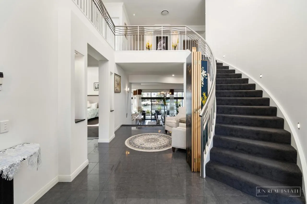 Stunning Prestige * Gold Coast