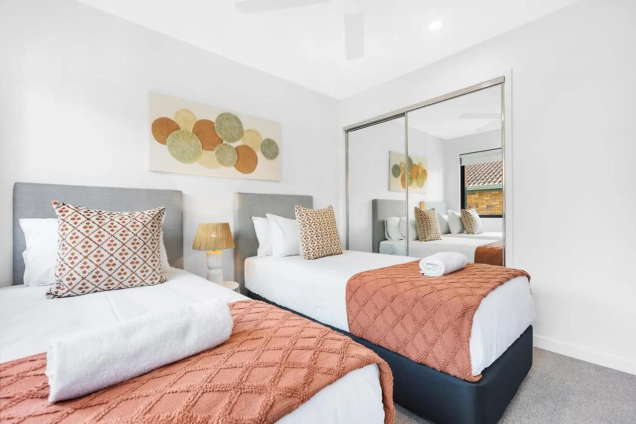 Villa New 3br Burleigh Townhome With Private Rooftop! *