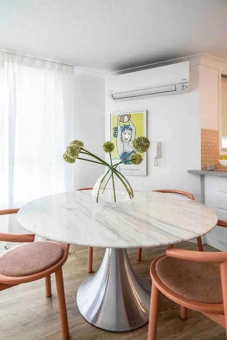 Blush On Broadbeach- Beachside And Pet Friendly, 3rd Floor Walk Up Διαμέρισμα *