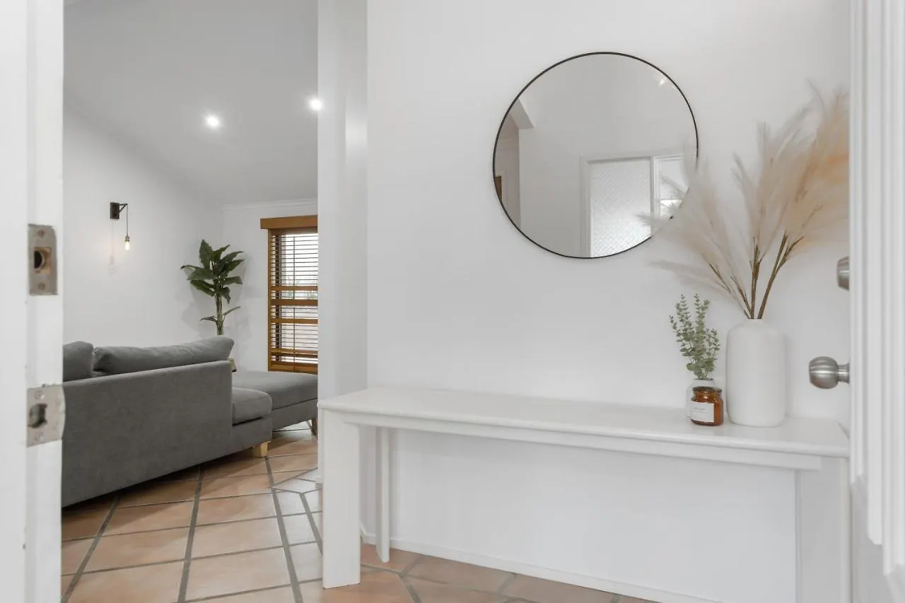 Spacious 4 Bedroom Entire With Pool - Robina, Gold Coast