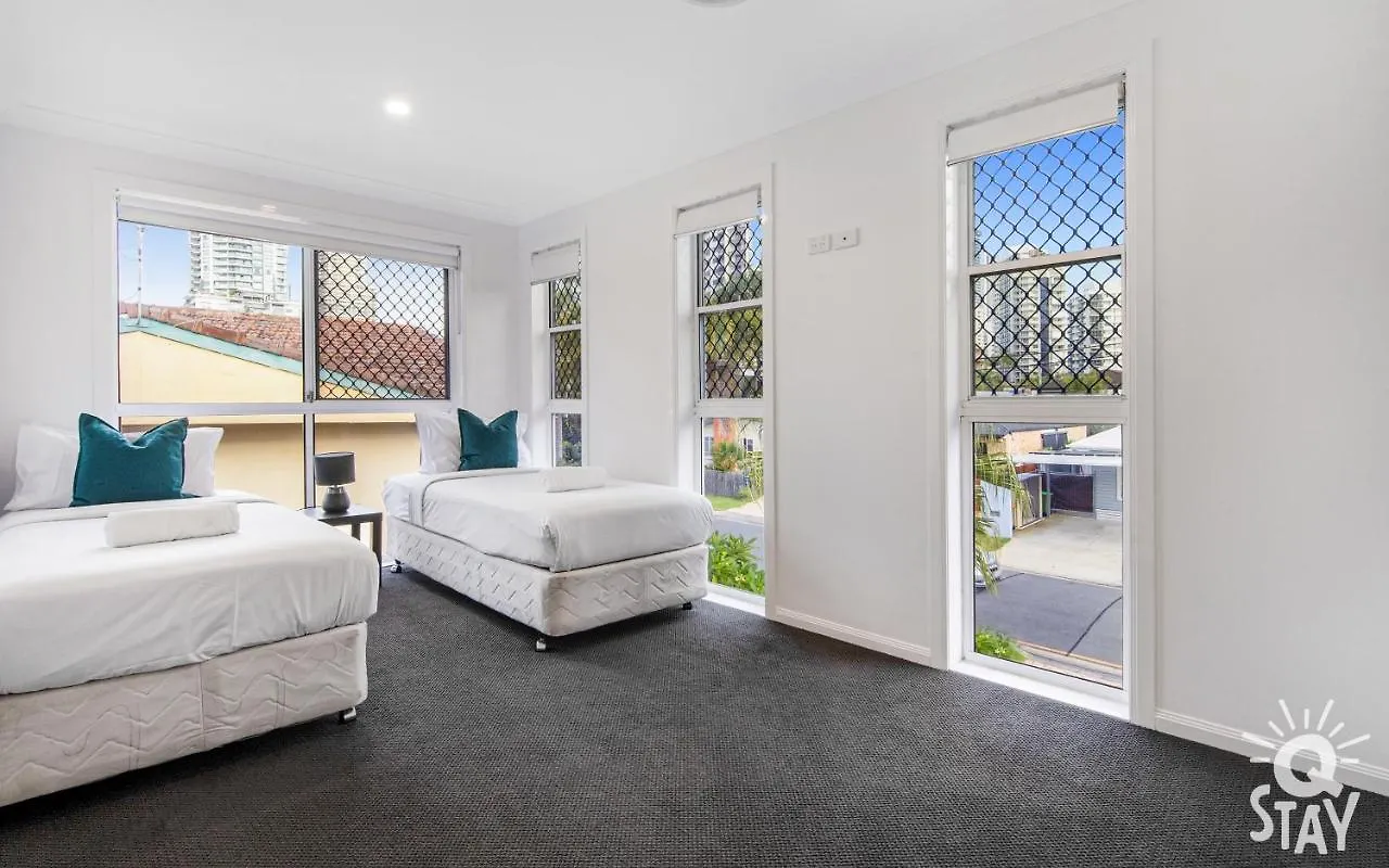 3 Bedroom Villa's In Surfers Paradise - Q *