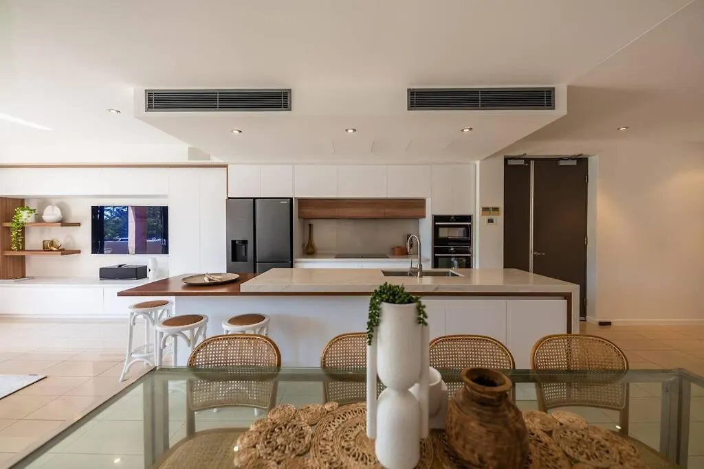Stunning Coastal Retreat With Pool & Car Park Apartment