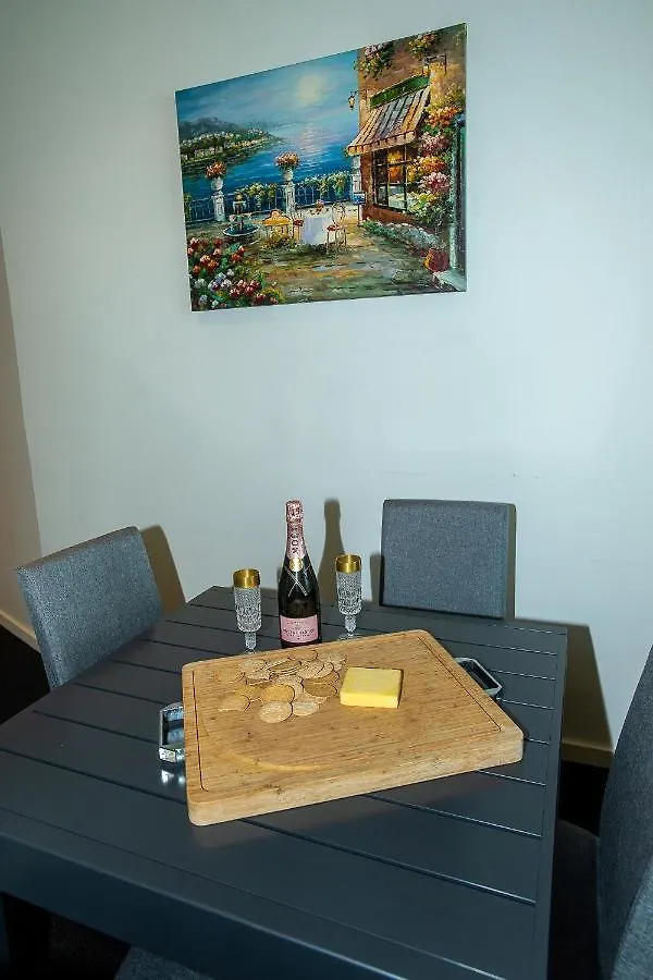 Exquisitely Furnished 2 Bedroom Apartment! Apartman *