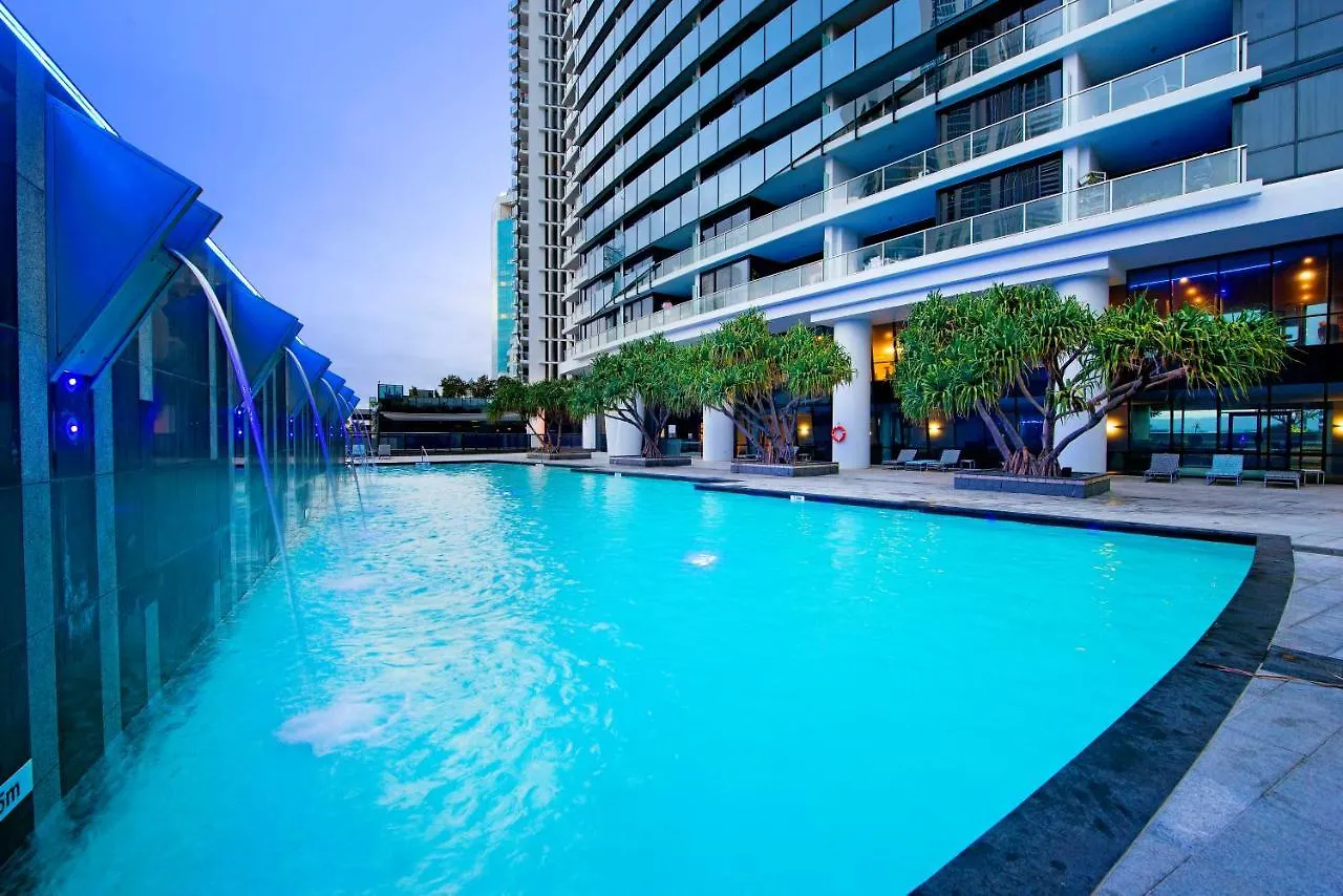 Circle On Cavill: Hinterland View Apartment *