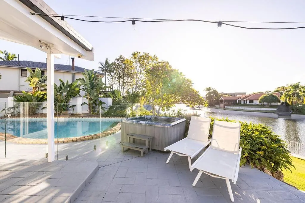 Chic Coastal Waterside Stunner!