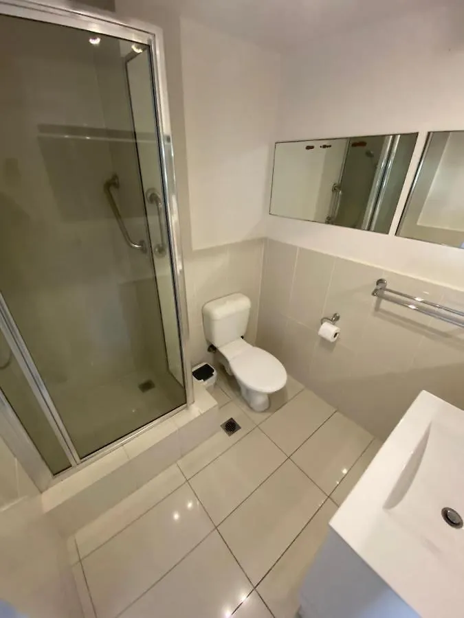 Surfers Private Apartment