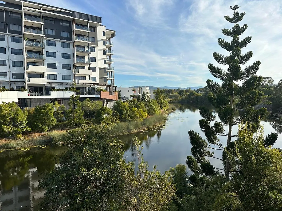 Near New 4br Townhouse Next To Shopping Mall *