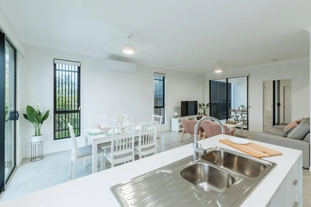 Holiday home Spacious Modern And Cozy 3bd Townhouse At Great Location *
