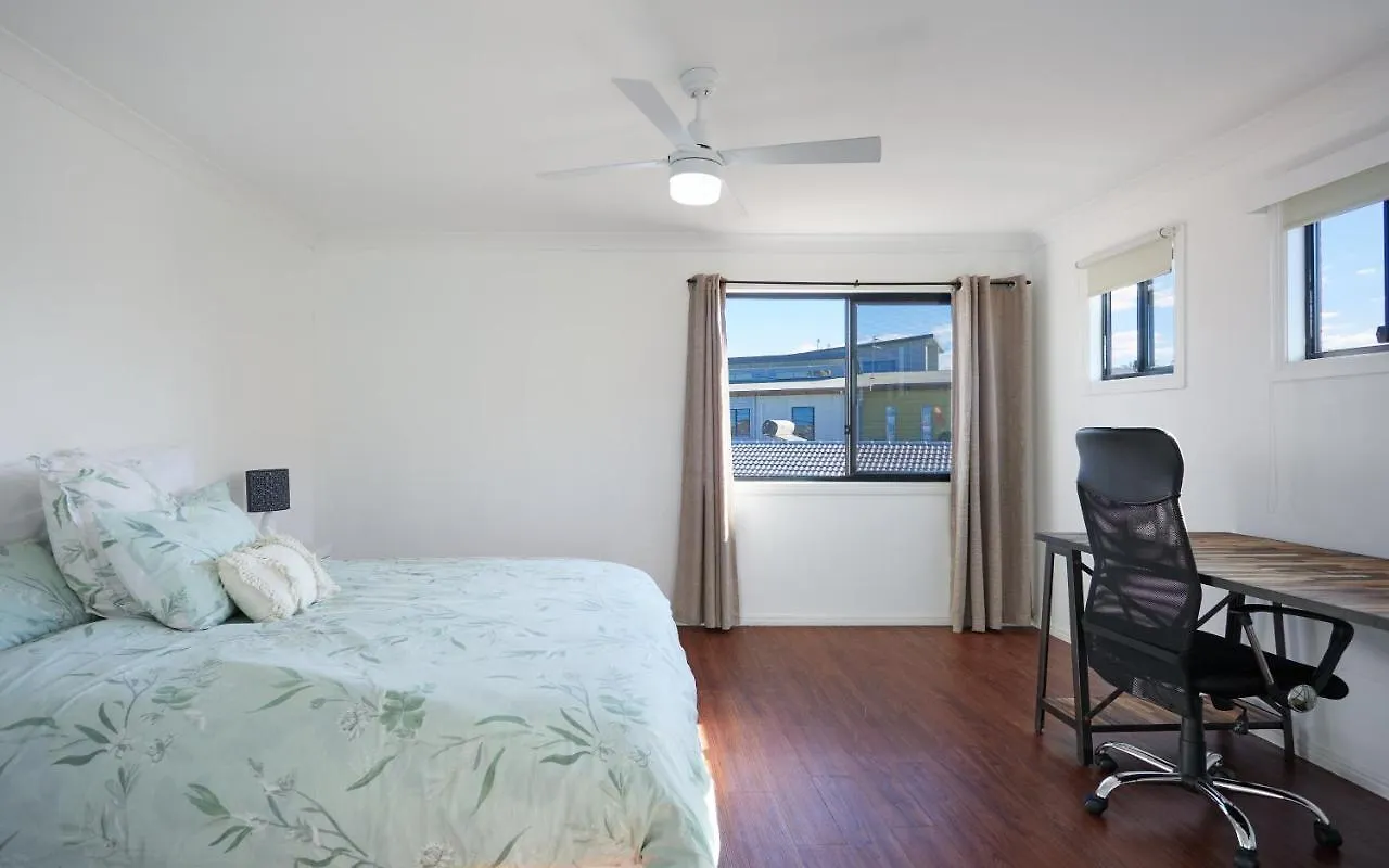 Holiday home Large, Light, Dog Friendly 600m To Burleigh