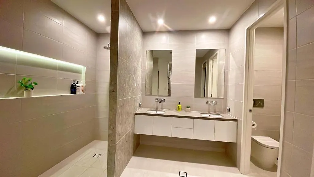 Homestay Grand Residences Near Helensvale Train