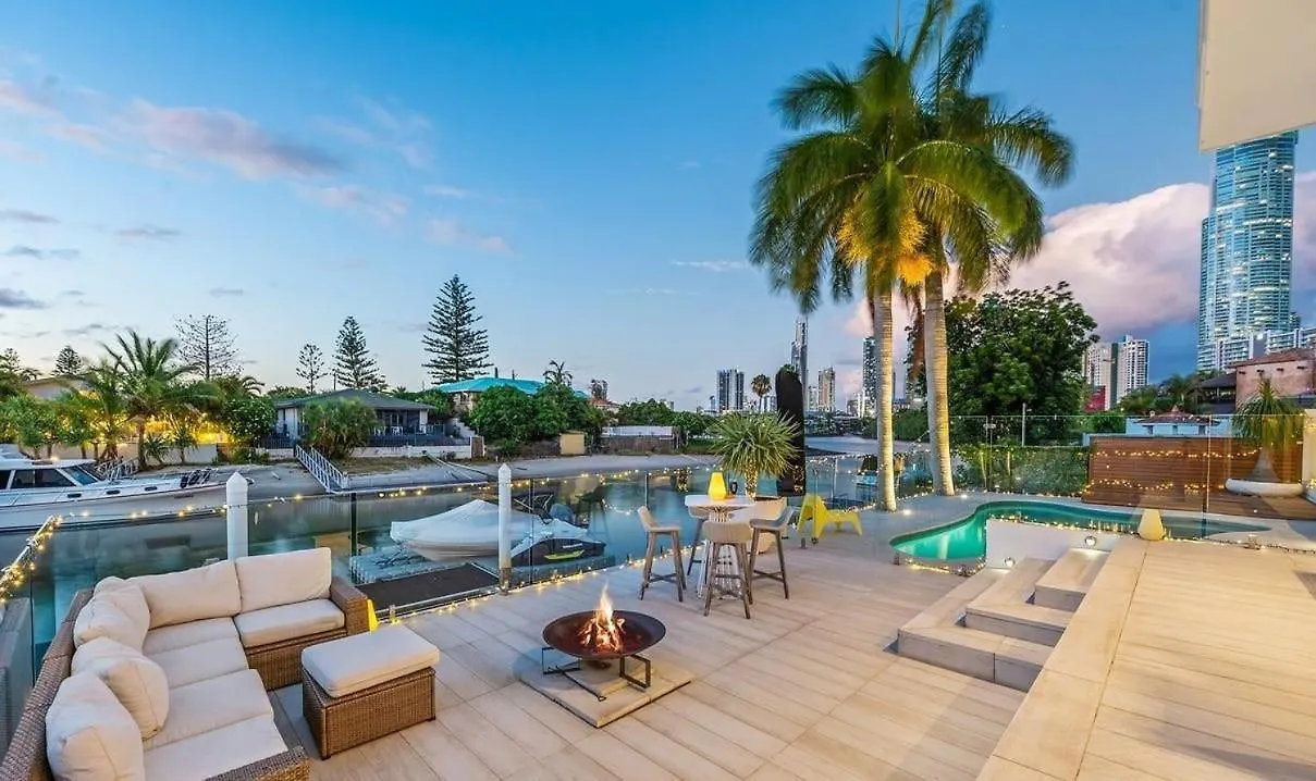 度假居 Capri Executive Waterfront - 5 Bedrooms - Heated Pool And