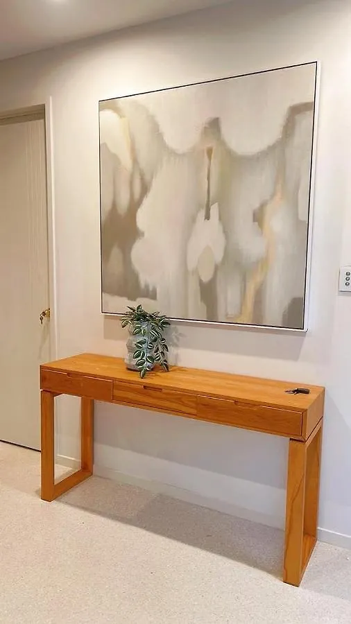 Grand Residences Near Helensvale Train Homestay *