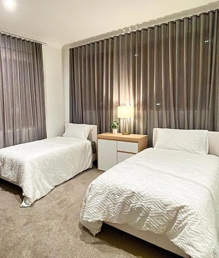 Grand Residences Near Helensvale Train Homestay *