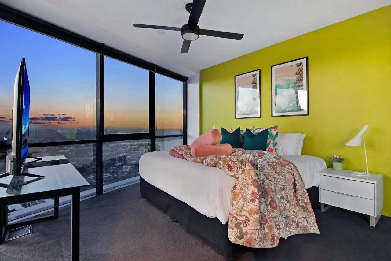 Hinterland View - Circle On Cavill - Self Contained, Privately Managed Apartment *
