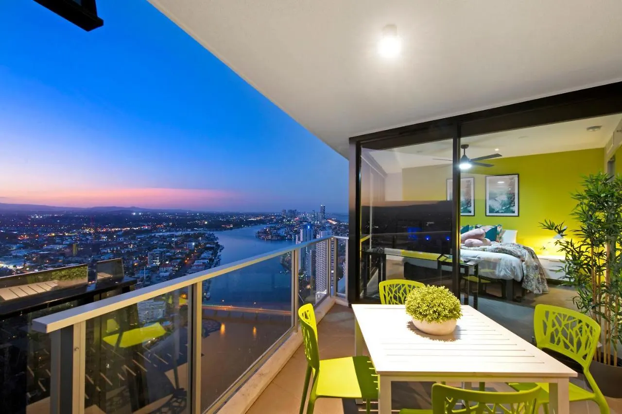 Hinterland View - Circle On Cavill - Self Contained, Privately Managed Apartment